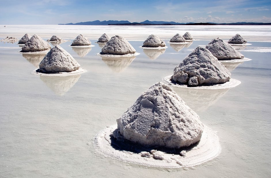 Piles_of_Salt_Salar_de_Uyuni_Bolivia_Luca_Galuzzi_2006_a (1).jpg